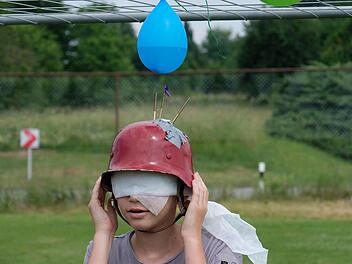 Mit Wasser gefüllte Luftballons waren  unter anderem beim Action-Day der Jugend mit den Nadeln der Helmspitze zu treffen. Foto: Gerd Schaar
