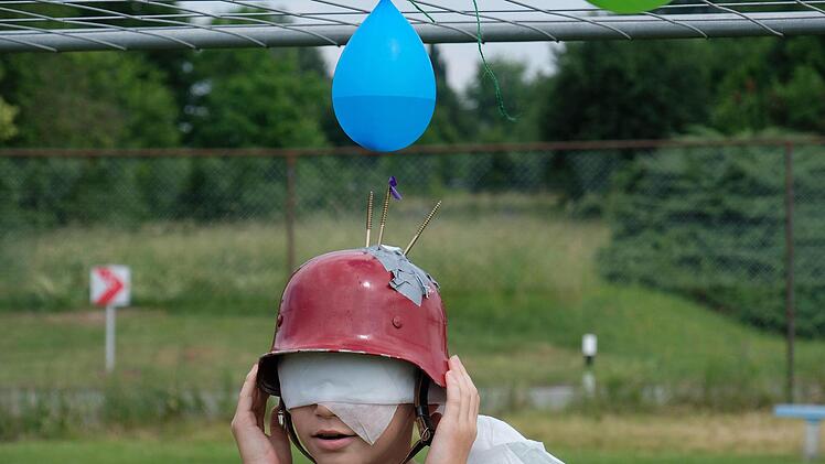 Mit Wasser gefüllte Luftballons waren  unter anderem beim Action-Day der Jugend mit den Nadeln der Helmspitze zu treffen. Foto: Gerd Schaar