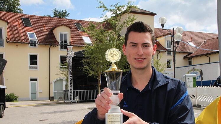 Mit 29 Treffern in der B-Klasse 1 gewinnt Moritz Leitsch von der SG Bad Brückenau II/Oberleichtersbach II einen Torjägerpokal der Saale-Zeitung.Ulrike Müller