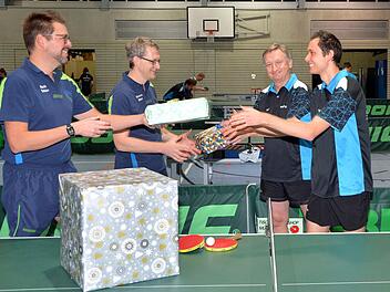 Ein Geben und Nehmen zwischen den Tischtennis-Bezirksligisten der SpVgg Jahn Forchheim um (v. li.) Michael Schürr und Richard Bittan sowie der SpVgg Zeckern mit (v. re.) Philipp Nüßlein und Ralf Hellmann.  Foto: Picturedreams