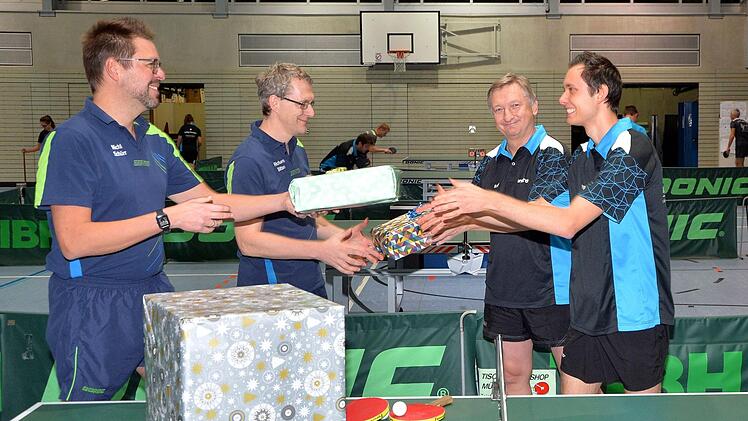 Ein Geben und Nehmen zwischen den Tischtennis-Bezirksligisten der SpVgg Jahn Forchheim um (v. li.) Michael Schürr und Richard Bittan sowie der SpVgg Zeckern mit (v. re.) Philipp Nüßlein und Ralf Hellmann.  Foto: Picturedreams