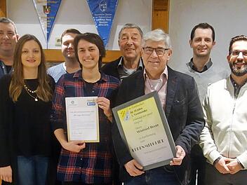Der neu gewählte Vorstand der Spvg zusammen mit Geehrten und Ehrengästen.  Foto: Doris Weidner
