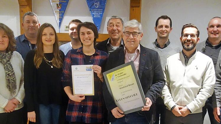 Der neu gewählte Vorstand der Spvg zusammen mit Geehrten und Ehrengästen.  Foto: Doris Weidner