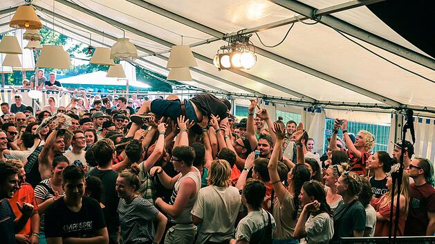 Hier wird im Juni das Landesfinale ausgetragen: Die Zeltb&uuml;hne des "ab geht die Lutzi"-Festivals steht traditionell f&uuml;r ausgelassene Stimmung. Foto: Lukas Veth