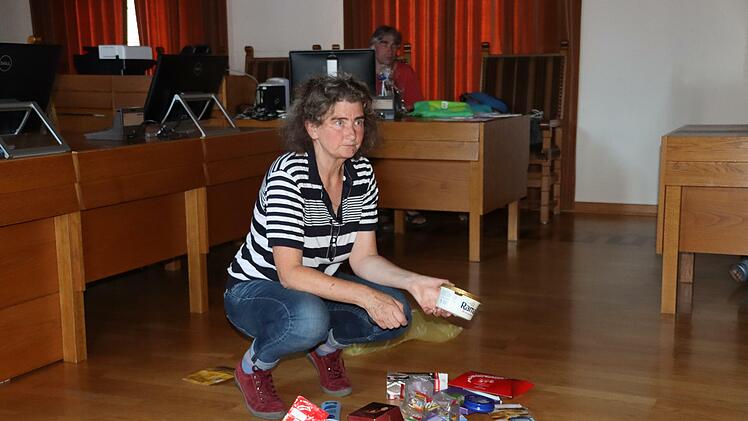 Ulrike Hartmann-Mitz schüttet Produktverpackungen aus: Bei allen steht Palmöl in der Zutatenliste.