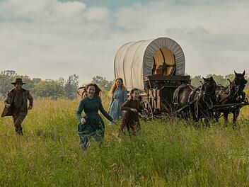 Fans der fr&uuml;heren Serie d&uuml;rfte dieses Bild bekannt vorkommen, erinnert es doch an deren Vor- und Abspann. Auch im Reboot freuen sich Charles Ingalls (Luke Bracey), Mary (Skywalker Hughes), Caroline (Crosby Fitzgerald) und Laura (Alice Halsey) in Kansas auf einen Neuanfang.