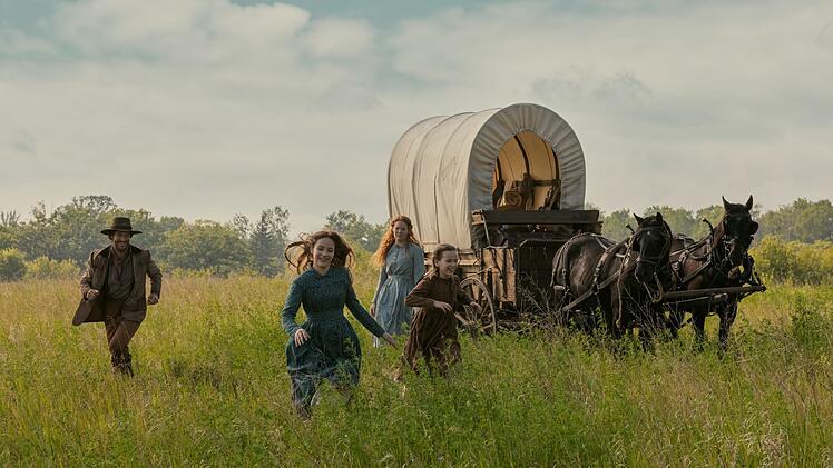 Fans der fr&uuml;heren Serie d&uuml;rfte dieses Bild bekannt vorkommen, erinnert es doch an deren Vor- und Abspann. Auch im Reboot freuen sich Charles Ingalls (Luke Bracey), Mary (Skywalker Hughes), Caroline (Crosby Fitzgerald) und Laura (Alice Halsey) in Kansas auf einen Neuanfang.