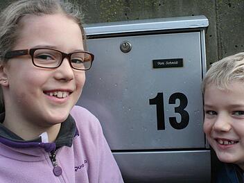 Hanna und Jakob hoffen schwer, dass ihnen die "13" kein Geschenke-Pech beschert. Foto: Nina Grötsch