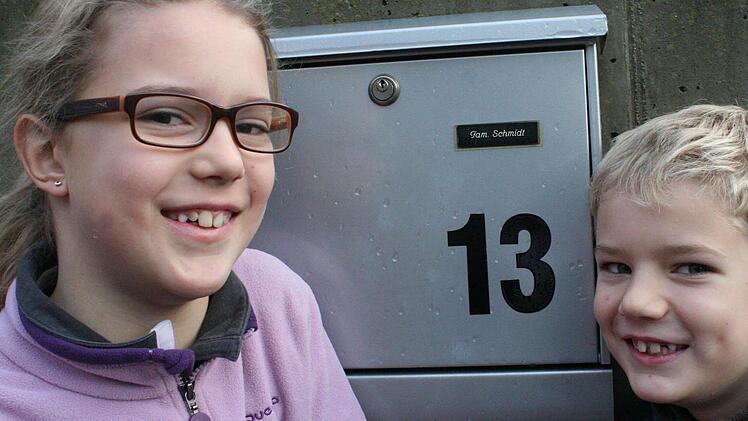 Hanna und Jakob hoffen schwer, dass ihnen die "13" kein Geschenke-Pech beschert. Foto: Nina Grötsch