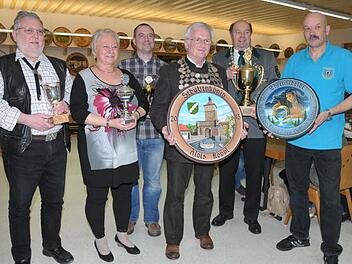 Die Pokalgewinner sowie der Schützenkönig, v.l. Harald Popp, Sylvia Ottmann, Andreas Hölzel, Alois Köppl , Georg Todt und Gotthold Hochrein Foto: Roland Meister