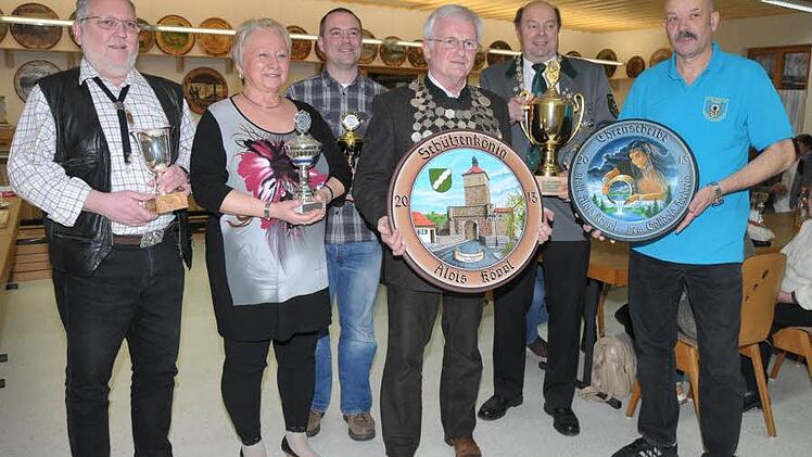 Die Pokalgewinner sowie der Schützenkönig, v.l. Harald Popp, Sylvia Ottmann, Andreas Hölzel, Alois Köppl , Georg Todt und Gotthold Hochrein Foto: Roland Meister