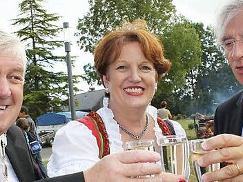 Die Bad Brückenauer Bürgermeisterin Brigitte Meyerdierks (Mitte) stößt mit ihren beiden Amtskollegen Peter Hardy aus Kirkham (links) und Jean-Michel Tobie aus Ancenis (Mitte) auf die Partnerschaft an. Foto: Ulrike Müller