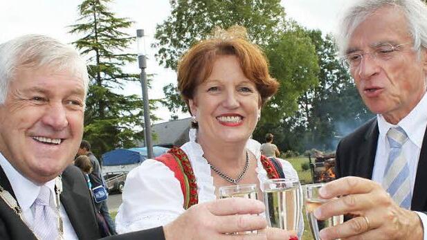 Die Bad Brückenauer Bürgermeisterin Brigitte Meyerdierks (Mitte) stößt mit ihren beiden Amtskollegen Peter Hardy aus Kirkham (links) und Jean-Michel Tobie aus Ancenis (Mitte) auf die Partnerschaft an. Foto: Ulrike Müller