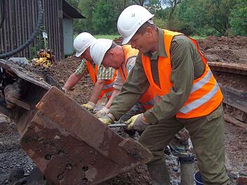 Baggerschaufel für Baggerschaufel durchsuchen die Mitarbeiter von Heinrich Bernhard Scho das Erdreich aus der Itz. Wann der Baustellenbereich munitionsfrei ist, war am Montag Abend noch völlig offen. Fotos: Michael Stelzner