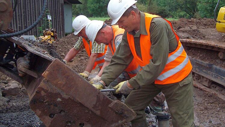 Baggerschaufel für Baggerschaufel durchsuchen die Mitarbeiter von Heinrich Bernhard Scho das Erdreich aus der Itz. Wann der Baustellenbereich munitionsfrei ist, war am Montag Abend noch völlig offen. Fotos: Michael Stelzner