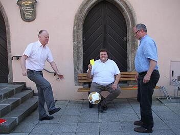 Bürgermeister Helmut Blank und P. Markus Reis kicken sich warm für das Promispiel. Andreas Trägner hat die gelbe Karte dabei. Foto: H. Beudert