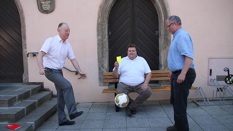 Bürgermeister Helmut Blank und P. Markus Reis kicken sich warm für das Promispiel. Andreas Trägner hat die gelbe Karte dabei. Foto: H. Beudert