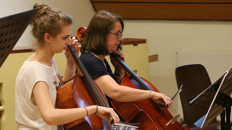 Intensiv bereitet sich das Orchester der "Musikfreunde Neustadt" auf sein Open-Air-Konzert am Sonntag (3. Juli) im Freibad vor.Foto: Jochen Berger