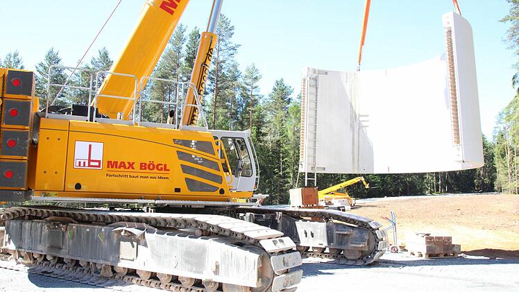 Der Raupenkran setzt die Beton-Halbschalen auf dem Lager auf.  Foto: Friedwald Schedel