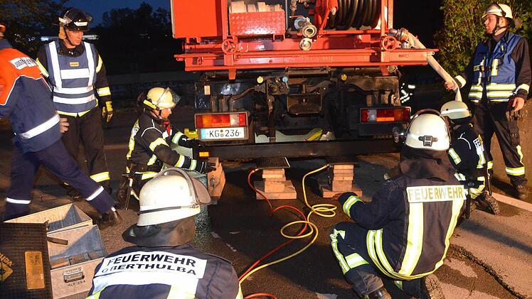 Unter realistischen Bedingungen übten die Feuerwehren aus Bad Kissingen, sowie Aschach und Oberthulba den Ernstfall.  Foto: Peter Rauch