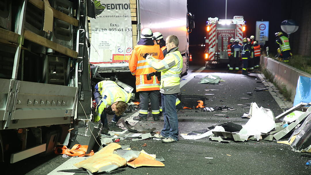 Kleintransporter rast in Lkw: Fahrer tödlich verletzt
