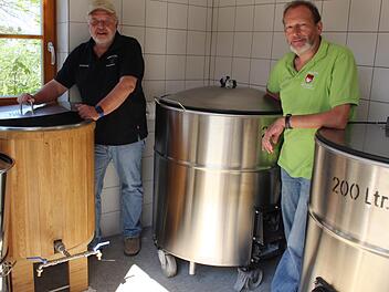 Die Besucher konnten auch die neue Museumsbrauerei besichtigen. Im Bild der Vorsitzende des Kellerbergvereins, Karsten Wiese (links) mit Bernd Guthruf.  Fotos: Evi Seeger