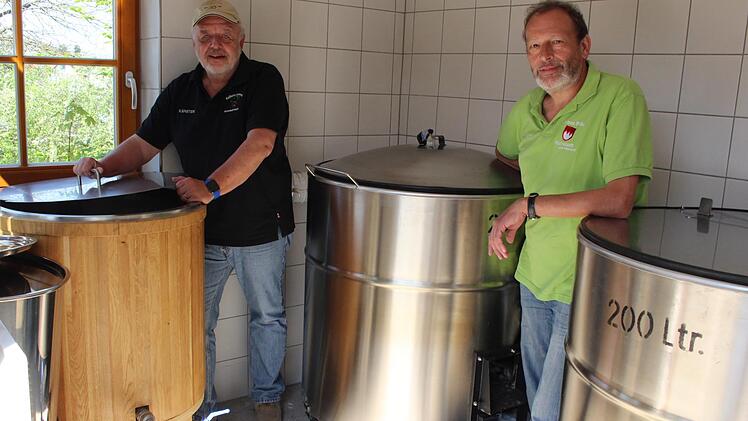 Die Besucher konnten auch die neue Museumsbrauerei besichtigen. Im Bild der Vorsitzende des Kellerbergvereins, Karsten Wiese (links) mit Bernd Guthruf.  Fotos: Evi Seeger