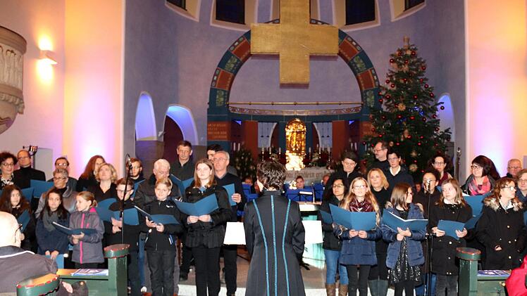 Der Chor mit Sandra Ruß als Dirigentin Foto: Johanna Blum