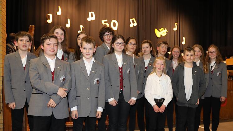 Für fünf Jahre aktives Musizieren wurden ausgezeichnet (von links): Frederik Ammersbach, Jannik Hippler, Marlis Schmitt, Kathrin Zwirlein, Lukas Beigel, Paul Seitz, Franziska Behl, Viktoria Gruner, Selina Schneider, Miriam Ammersbach, Lorenz Ammersbach, Lena Grappendorf, Felix Kaiser, Heidi Nöth und Marta Sobczyk. Foto: Heiko Grappendorf.