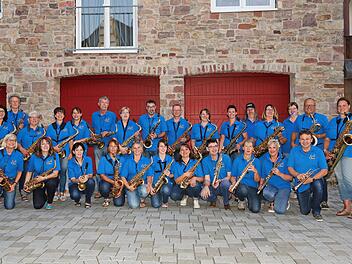 Auch dieses Jahr wieder mit dabei bei den Hamulissimo-Sommerkonzerten am Viehmarkt: Das Sax-Orchester der Bayerischen Musikakademie Hammelburg unter der Leitung von Kuno Holzheimer.  Foto: Jochen Vogler