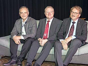 Drei gut gelaunte Schulleiter: Klauspeter Schmidt (ab 2010), der aktuelle Rektor Martin P&ouml;hner (seit 2017) und Kilian Popp, der das Gymnasium in Ebern ab 1999 leitete, in der Gespr&auml;chsrunde