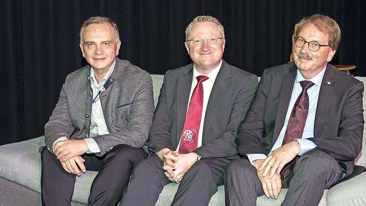Drei gut gelaunte Schulleiter: Klauspeter Schmidt (ab 2010), der aktuelle Rektor Martin P&ouml;hner (seit 2017) und Kilian Popp, der das Gymnasium in Ebern ab 1999 leitete, in der Gespr&auml;chsrunde