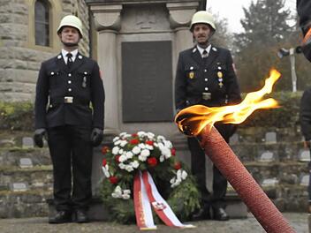 An Allerheiligen wurde am Reiterswiesener Kriegerdenkmal der Gefallenen und Opfer beider Weltkriege gedacht. Foto: Peter Klopf