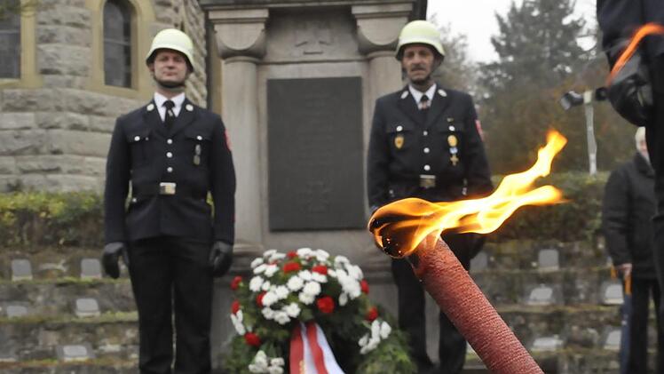 An Allerheiligen wurde am Reiterswiesener Kriegerdenkmal der Gefallenen und Opfer beider Weltkriege gedacht. Foto: Peter Klopf