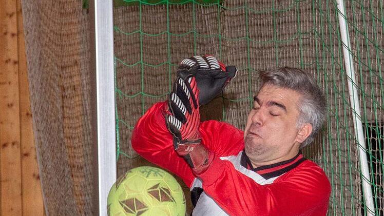 Cosmos-Keeper Holger Aumüller parierte diesen Neunmeter und sein Team kam ins Endspiel.Klaus Gagel