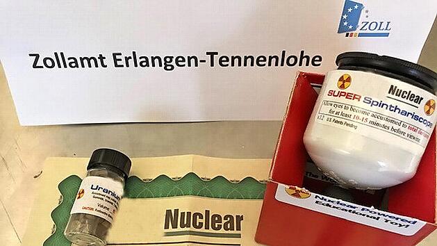 Ein au&szlig;ergew&ouml;hnlicher Paketinhalt: Aufgrund der uranhaltigen Pl&auml;ttchen und dem Messger&auml;te musste das Zollamt in Erlangen-Tennenlohe im vergangenen Jahr komplett ger&auml;umt werden.  Foto: Zoll