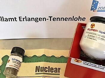 Ein außergewöhnlicher Paketinhalt: Aufgrund der uranhaltigen Plättchen und dem Messgeräte musste das Zollamt in Erlangen-Tennenlohe im vergangenen Jahr komplett geräumt werden.  Foto: Zoll