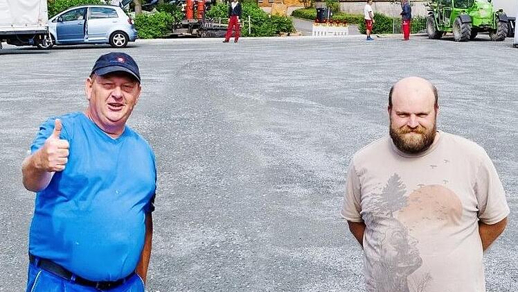 Markus Nickol (links) und Andreas Scherbel arbeiten seit November am Kunstrasenplatz.