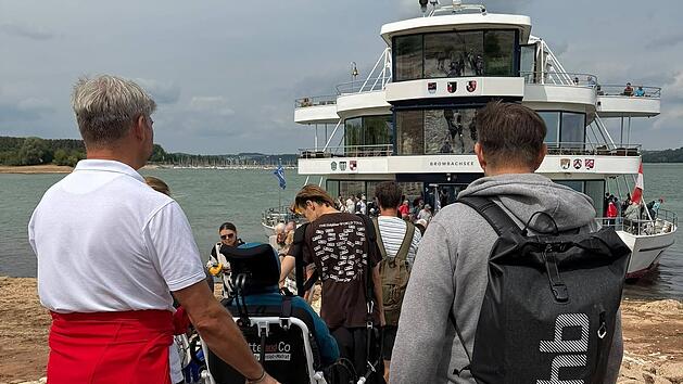 Mit einem neuen Gel&auml;nderollstuhl war der Weg zum See kein Problem &ndash; auch wenn es &uuml;ber Stock und Stein ging.