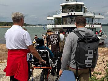 Mit einem neuen Gel&auml;nderollstuhl war der Weg zum See kein Problem &ndash; auch wenn es &uuml;ber Stock und Stein ging.