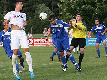 Der Sander Maximilian  Göbhardt (links vorne, weißes Trikot) hat sich für die Partie bei seinem ehemaligen Verein in Memmelsdorf sicher besonders viel vorgenommen.