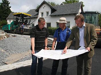 Lothar Weith, der örtliche Beauftragte der Dorferneuerung, Bauunternehmer Dieter Kürschner und Markus Albrecht vom Ingenieurbüro IVS in Kronach haben noch einiges vor sich - bis Ende Juli dauert die Baumaßnahme in der Oberen Dorfstraße in Theisenort.