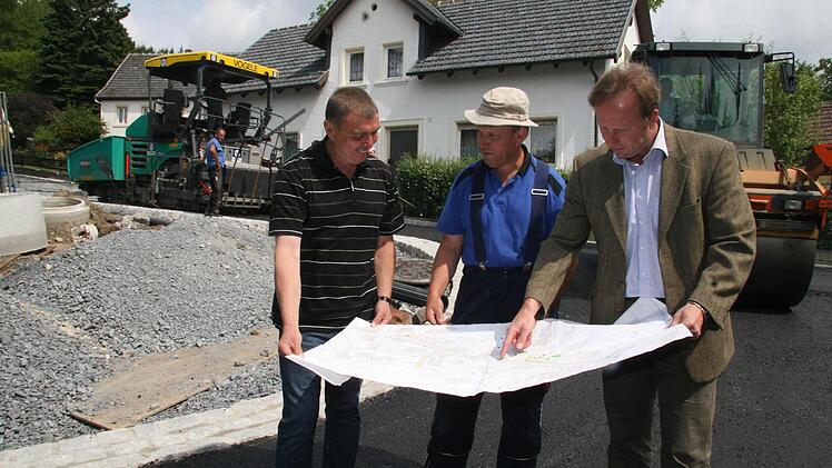 Lothar Weith, der örtliche Beauftragte der Dorferneuerung, Bauunternehmer Dieter Kürschner und Markus Albrecht vom Ingenieurbüro IVS in Kronach haben noch einiges vor sich - bis Ende Juli dauert die Baumaßnahme in der Oberen Dorfstraße in Theisenort.