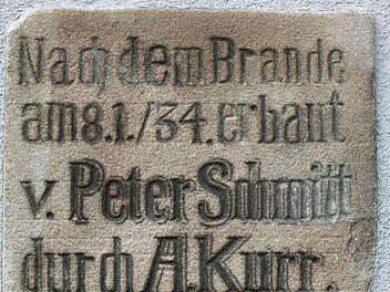 Dass die Gastwirtschaft "Zum Steigerwald" nach dem schrecklichen Brand 1934 wieder aufgebaut wurde, ist auf diesem Sandstein verewigt. Fotos: Manfred Welker
