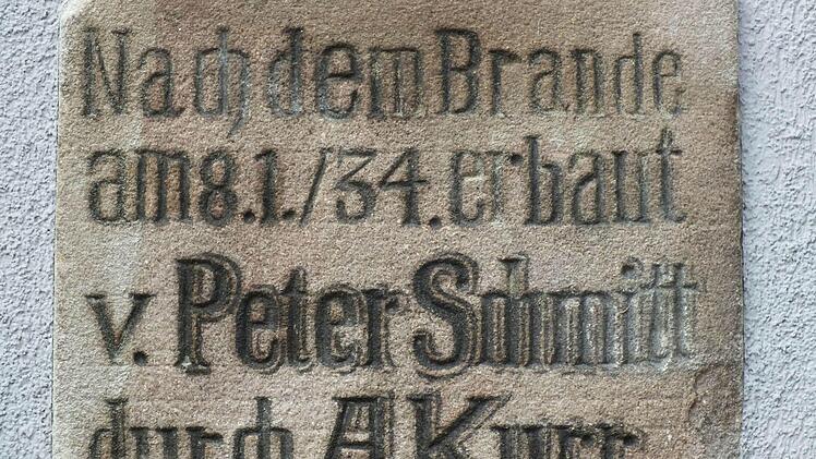 Dass die Gastwirtschaft "Zum Steigerwald" nach dem schrecklichen Brand 1934 wieder aufgebaut wurde, ist auf diesem Sandstein verewigt. Fotos: Manfred Welker