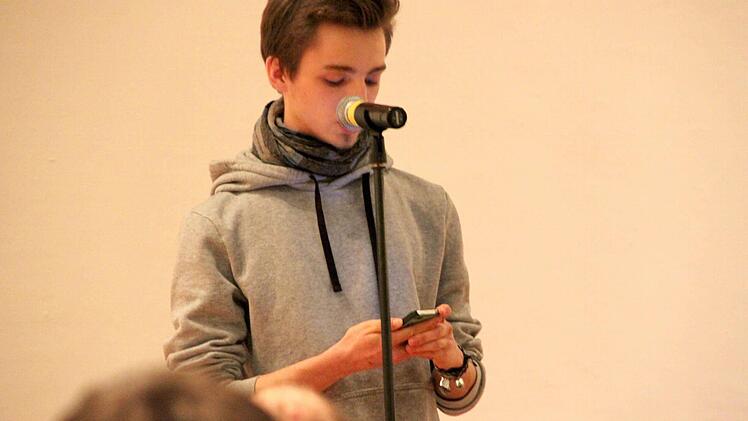 Der Nachwuchs-Slammer Elias Lutz aus Haßfurt hat sich seine Gedichte nicht ausgedruckt, sondern auf dem Handy. Foto: Sarah Dann