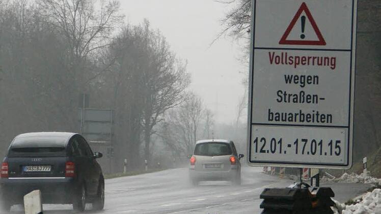 Für die Sanierung des 2013 gerutschten Hangwaldes bei Dippach wird die Bundesstraße 26 in der kommenden Woche zwischen Dippach und Eschenbach komplett gesperrt. Fotos: Sabine Weinbeer