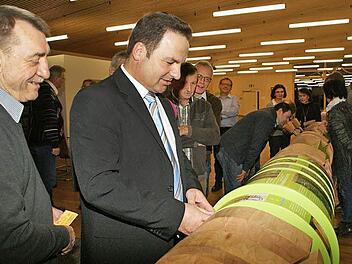 Das Thema Nachhaltigkeit steht im Blickpunkt des neuen Steigerwaldzentrums in Handthal. Dazu gibt es viele Anschauungsobjekte. Oskar Ebert und Dieter Möhring, Bürgermeister von Aidhausen (von links), drehen hier an einem Baumstamm, der viele Informationen zum Thema Natur und Energie enthält.  Foto: Sabine Weinbeer