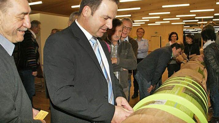 Das Thema Nachhaltigkeit steht im Blickpunkt des neuen Steigerwaldzentrums in Handthal. Dazu gibt es viele Anschauungsobjekte. Oskar Ebert und Dieter Möhring, Bürgermeister von Aidhausen (von links), drehen hier an einem Baumstamm, der viele Informationen zum Thema Natur und Energie enthält.  Foto: Sabine Weinbeer