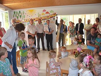 Pfarrer Hans-Michael Dinkel erteilte den Segen und erbat Gottes Schutz über den Kindergarten, die Kinder, das Personal und alle die ein- und ausgehen.  Foto: Karl-Heinz Hofmann